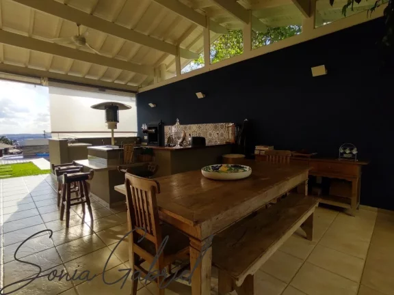 Imagem Imponente Casa em Condomínio à Venda em Vinhedo-SP 3 Quartos, 3 Suítes, 3 Salas, 5 Banheiros, 5 Vagas, 450m² Imagem Imponente Casa em Condomínio à Venda em Vinhedo-SP 3 Quartos, 3 Suítes, 3 Salas, 5 Banheiros, 5 Vagas, 450m²