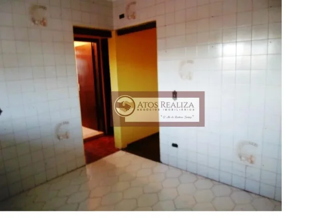 Imagem Grande oportunidade e muito lucrativo na vila Santa Catarina. Vendo imóvel com 3 casas + 1 salão comercial na Vila Santa Catarina. Casa 1= casa principal. Tem 2 dormitórios, sala, cozinha, banheiro. Tem também um sótão com 2 cômodos e 1 banheiro. Tem gara