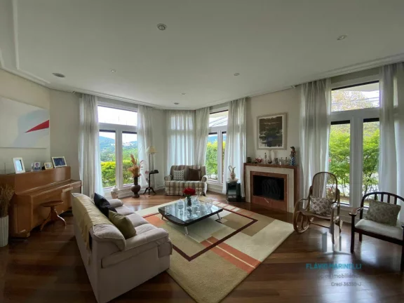 Imagem Melville Belíssima Casa de Esquina de 462m² com 4 Suítes e 6 Vagas de Garagem