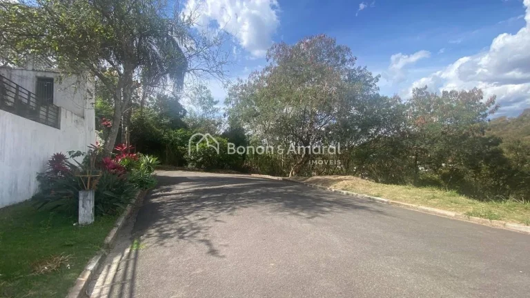 Imagem O lote tem 618 m² em declive, localizado ao lado da mata, garantindo contato direto com a natureza,...