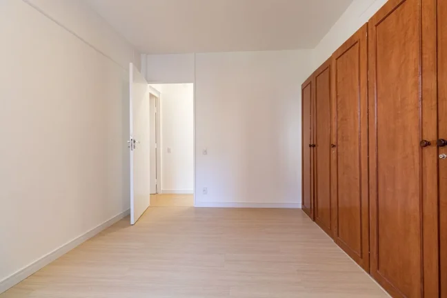 Imagem OPORTUNIDADE IMPERDÍVEL Apartamento 121M², 3Q, 1Suíte, 2 Banheiros, 1 Vaga.