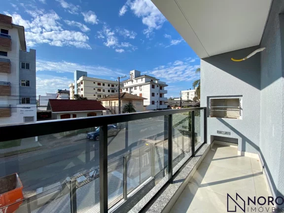 Apartamento com 02 dormitórios, 2 sacadas, churrasqueira e garagem