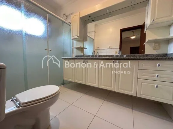 Imagem Linda casa em condomínio fechado. No piso superior há um hall, 3 quartos com varanda, sendo uma su...