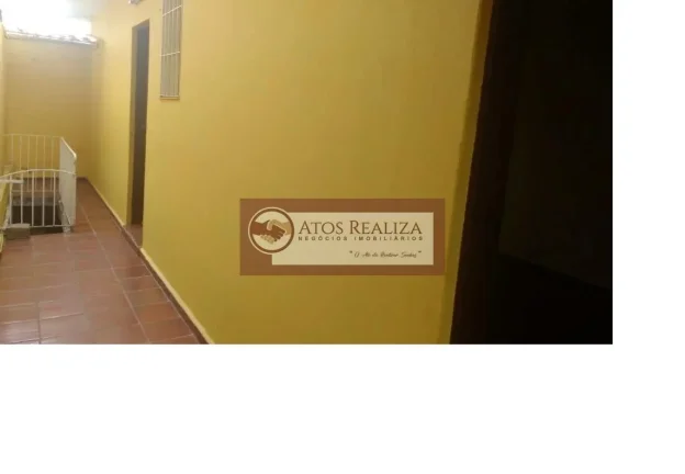 Imagem Grande oportunidade e muito lucrativo na vila Santa Catarina. Vendo imóvel com 3 casas + 1 salão comercial na Vila Santa Catarina. Casa 1= casa principal. Tem 2 dormitórios, sala, cozinha, banheiro. Tem também um sótão com 2 cômodos e 1 banheiro. Tem gara