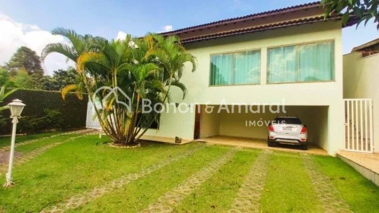 Imagem Casa com vista panorâmica para bosque, construída em rua tranquila sem saída. Na área social, en...