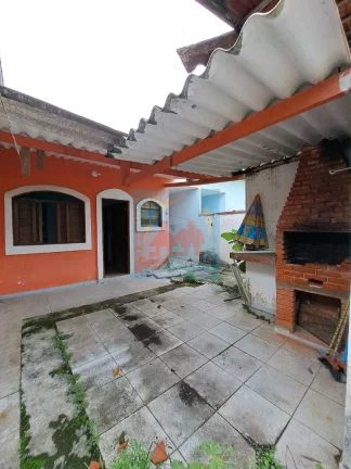 Imagem Casa à 200 metros da Praia de Mongaguá, com churrasqueira e garagem para dois veiculos 250mil