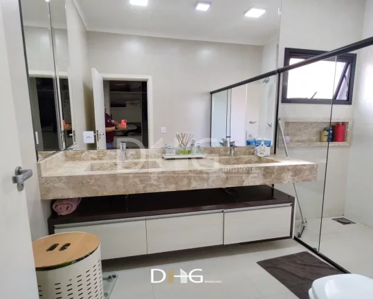 Imagem Casa de alto padrão térrea com 03 suítes, com ar condicionado, suíte master conta com closet, banheiro já com duas cubas e dois chuveiros;
