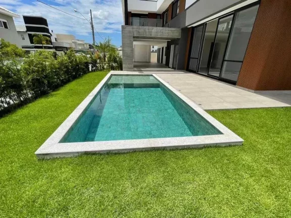 Imagem Casa nova com 4 suítes e 4 vagas privativas de garagem em condomínio fechado em Camboriú/SC