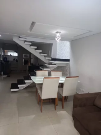 Imagem Sobrado com 200 m² sendo 2 Dormitorios e 2 Suítes e 2 Vagas de Garagens
