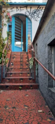 Imagem Oportunidade Imperdível: Casa Antiga em Localização Estratégica com Potencial Comercial!