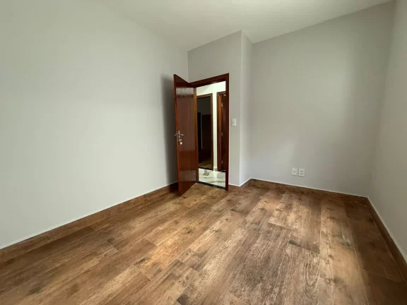 Imagem Casa à venda em Vitória da Conquista-BA, no bairro Felícia: 3 quartos, 1 suíte, 1 sala, 2 banheiros, 4 vagas de garagem, 123m².
