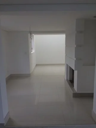 Imagem Excelente Duplex, com 4 dormitórios, sendo 2 suítes, 5 banheiros, 3 vagas de garagem, 3 salas, closet, piscina coberta