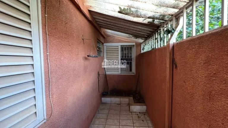 Imagem Casa ampla de 2 andares, próxima à Avenida Guilherme Ferreira, com 3 quartos incluindo 1 suíte