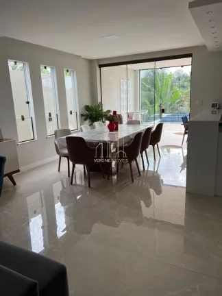 Imagem Excelente casa decorada em condomínio fechado com cinco suítes e espaço gourmet a venda em Lauro de Freitas
