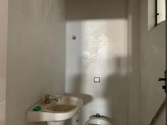 Imagem Barracão: Área do Terreno: 820,00 m² Área Construída 820 m² - Com recepção; 02 sala; 06 banh...