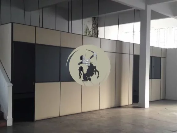 Imagem VENDE / ALUGA OTIMA LOCALIZAÇÃO, COM DIVISORIAS , PE DIREITO ALTO, PORTAS DE AÇO.
