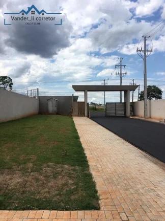 Imagem Casa de 2 quartos à venda no Condomínio Veneza, Jardim Guarapuava, Foz do Iguaçu-PR: 54,33m², 1 suíte, 2 salas, 2 banheiros, 1 vaga.