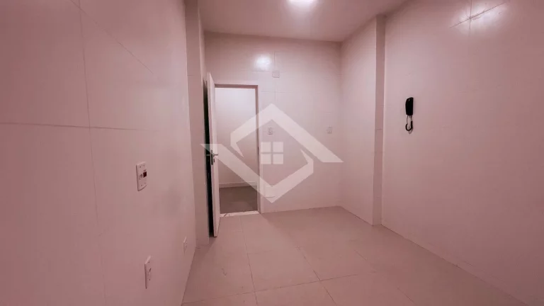 Imagem Apartamento de 4 Quartos Reformado no Posto 4 de Copacabana – Venda Direta!