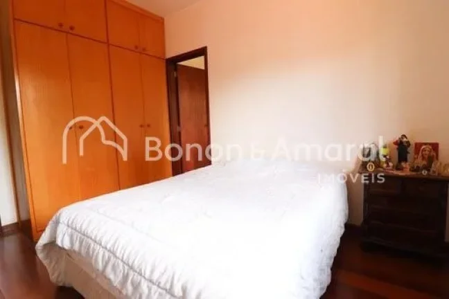 Imagem Linda e espaçosa casa de esquina com 322 m² de área construída. A residência possui living para...