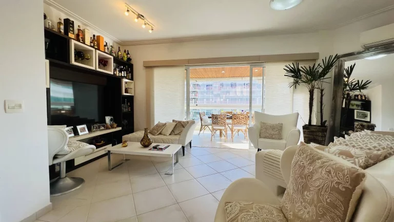 Imagem Apartamento decorado p?(C) na areia para venda com vista para mar.