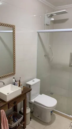 Imagem  CASA 2 QUARTOS C/ 91,35M² - SÃO PEDRO DA ALDEIA/RJ - 360 m² de área terreno, 91,35 m² de área construída LEILÃO ÚNICO 12/01/2026 - VALOR INICIAL DE VENDA: R$ 255.000,00 Composição Interna/Vaga: Dormitórios: 2, Banheiros: 1, Salas: 1, Copas: 1, Var