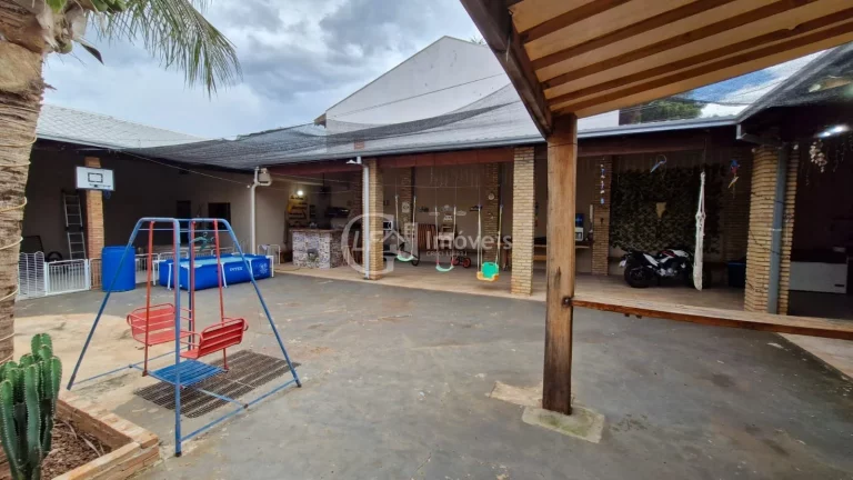 Imagem Você busca um imóvel que une conforto, espaço e potencial de investimento, essa casa no bairro Santo Antônio é a escolha ideal.