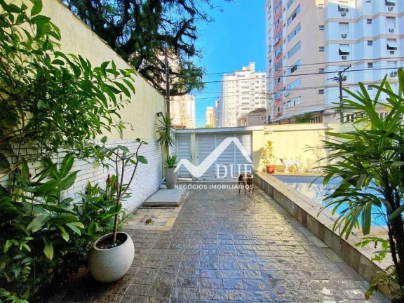 Imagem casa á venda a uma quadra da praia com 3 dormitórios e 1 suíte