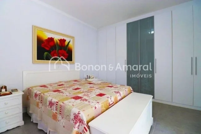 Imagem Casa à venda em condomínio fechado em Campinas - SP. 
Linda casa assobradada com amplo living para...