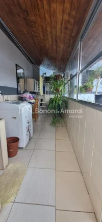Imagem Excelente casa em avenida, totalmente reformada, com 3 dormitórios e edícula completa! Localizada ...