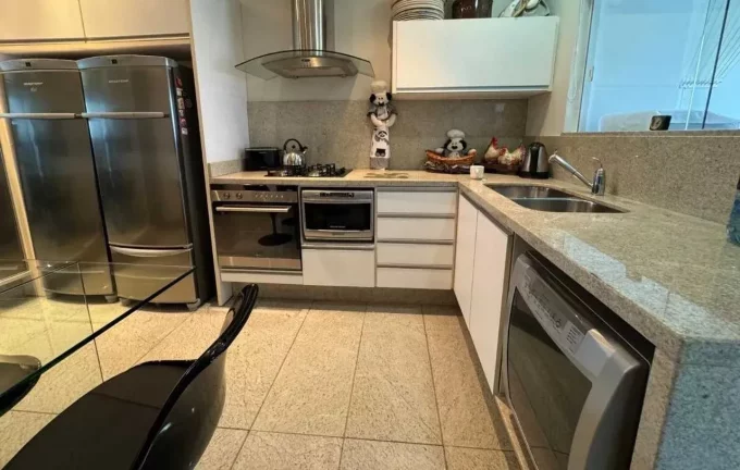 Imagem Apartamento mobiliado com 4 suítes e 4 vagas de garagem na Av. Atlântica em Balneário Camboriú