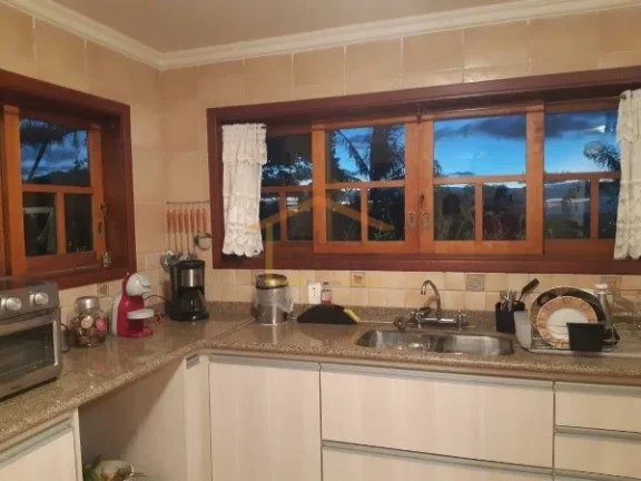 Imagem Casa em condomínio fechado, Imóvel térreo com desnível entre a área social e a área íntima, e...