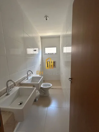 Imagem A casa possui 

3 quartos,
1 suíte,
2 quartos
Sala de estar, 
Sala de jantar, 
Banheiro, 
Cozinha
Q...