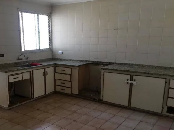 Apartamento com ótima localização, 2 quartos sendo uma suíte com armário embutido, sala, sacada...