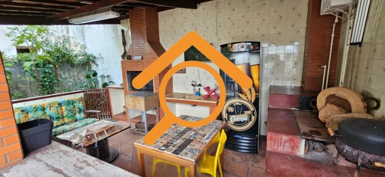 Imagem Casa Comercial para Locação em Interlagos, São Paulo - 2 Quartos, 1 Sala, 2 Banheiros, 4 Vagas de Garagem - 175m²