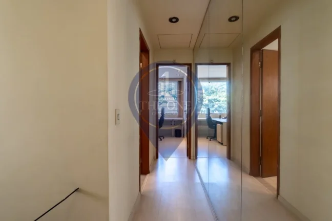 Imagem Casa Comercial à Venda na Vila Olímpia: 2 Salas, 3 Banheiros e 2 Vagas de Garagem - São Paulo, SP