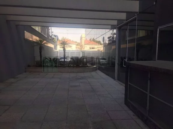 Imagem Venha se encantar com este imóvel de alto padrão, perfeito para sua empresa! Com uma fachada revestida em vidro sobre estrutura metálica, este prédio