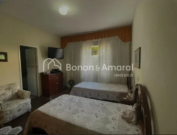 Imagem Térrea, com edícula.
São 3 dormitórios sendo 1 suíte, sala, cozinha, banheiro social, área de ...