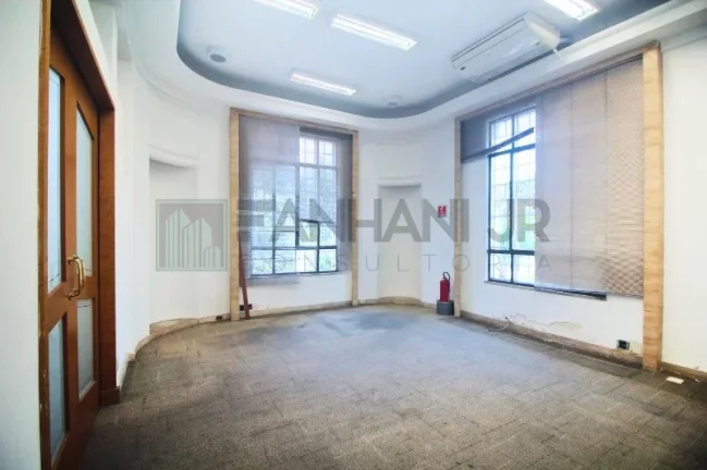 Imagem Casa Comercial de Alto Padrão para Locação no Jardim América, São Paulo-SP: 6 Salas, 6 Banheiros, 20 Vagas - 824m²!