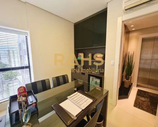 Imagem O Apartamento é composto por: Suíte master com 40,84m² contendo amplo closet e banheira. Aquecime...