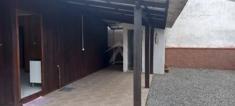 Imagem CASA DE MADEIRA, 2 QUARTOS, BARRA DO SAI