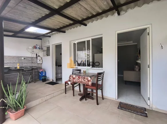 Imagem Descrição do Imóvel:

Descubra o prazer de viver em uma residência que combina elegância, funci...