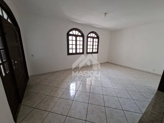 Imagem À VENDA – CASA DUPLEX com 3 quartos / 2 suítes / 2 vagas cobertas com 264 m² em via de grande circulação no Centro de Vila Velha.
