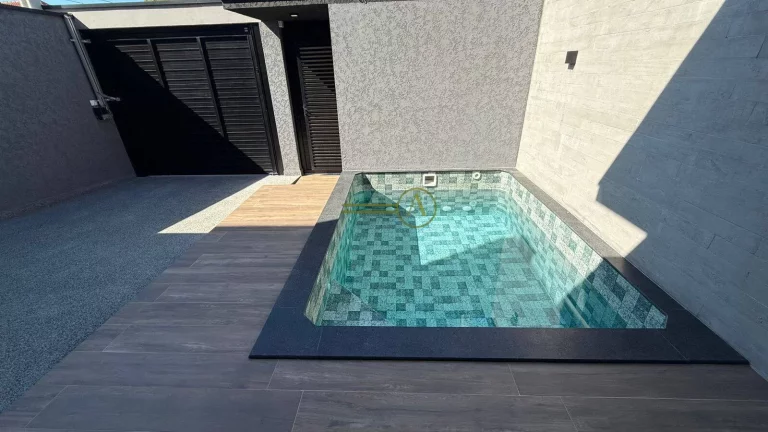 Imagem Lindo sobrado à venda novíssima e com planejado, apenas 600 metros da praia