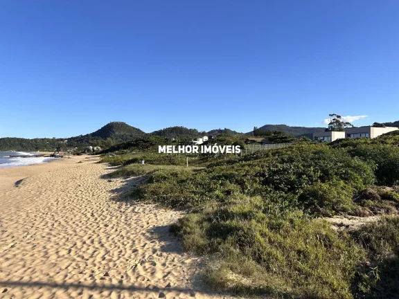 Imagem Casa nova finamente decorada em Condomínio fechado pé na areia 4 suítes localizada na praia do estaleiro Balneário Camboriú.