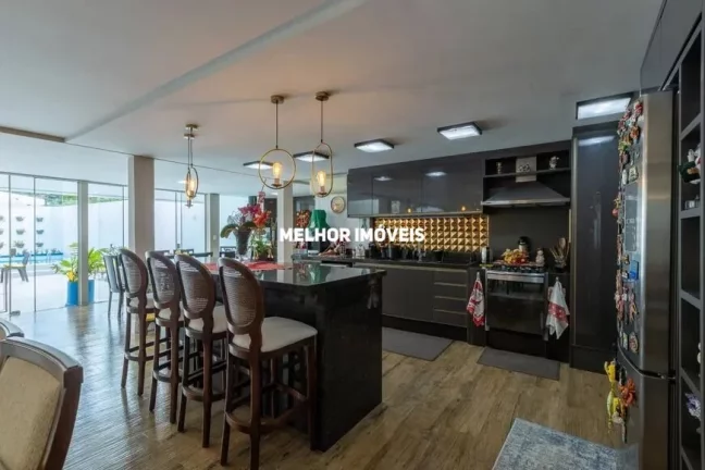 Imagem Casa Alto Padrão a venda em Condominio Fechado com 04 suítes e 03 vagas.