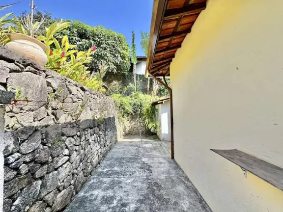 Imagem Cond. Vila Velha - Rústica, TÉRREA em 4 lotes, 5 dorm/3ste, piscina!