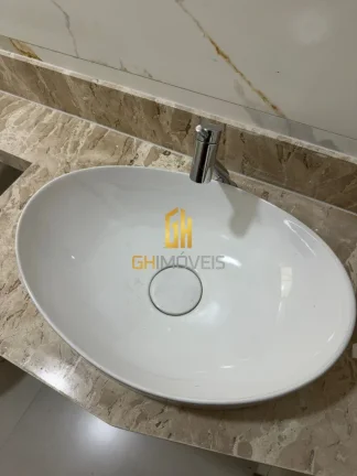 Imagem A casa possui 

- Sala pé direito alto 
- Garagem na laje
- Cozinha com ampla bancada
- Área de se...
