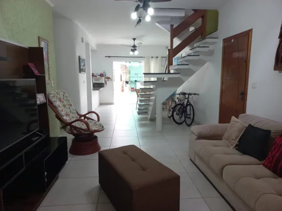 Imagem Casa com 6 dormitórios e a 600m da praia. A venda em Peruíbe