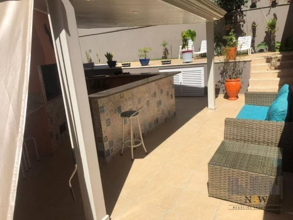 Imagem Sobrado à venda em Alphaville Barueri SP com 5 suítes, 4 vagas de garagem, piscina e 480m².