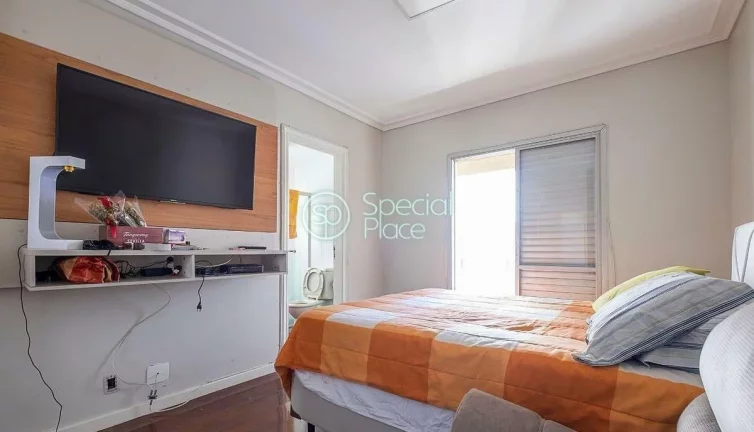 Imagem Apto amplo e iluminado com 220m² muito bem localizado numa via super arborizada. Living amplo para ...